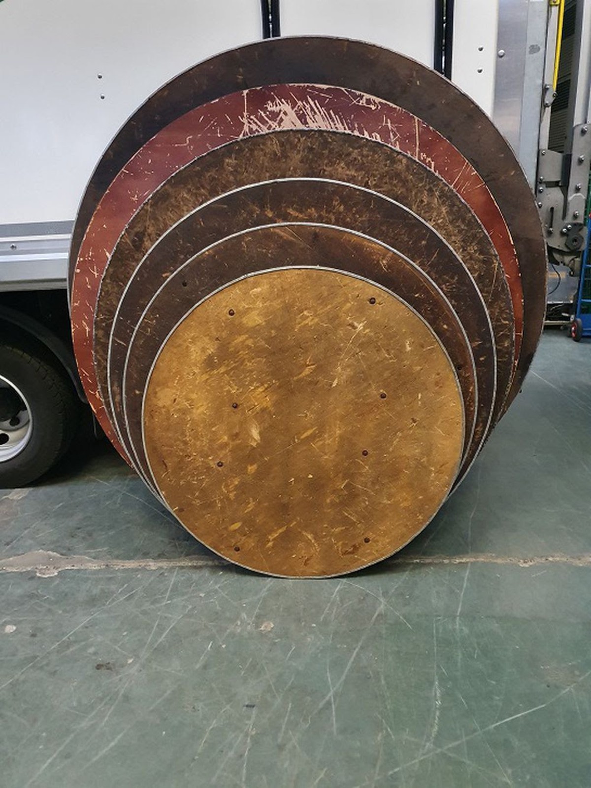Secondhand Chairs and Tables | Round Tables with Folding Legs | 400x